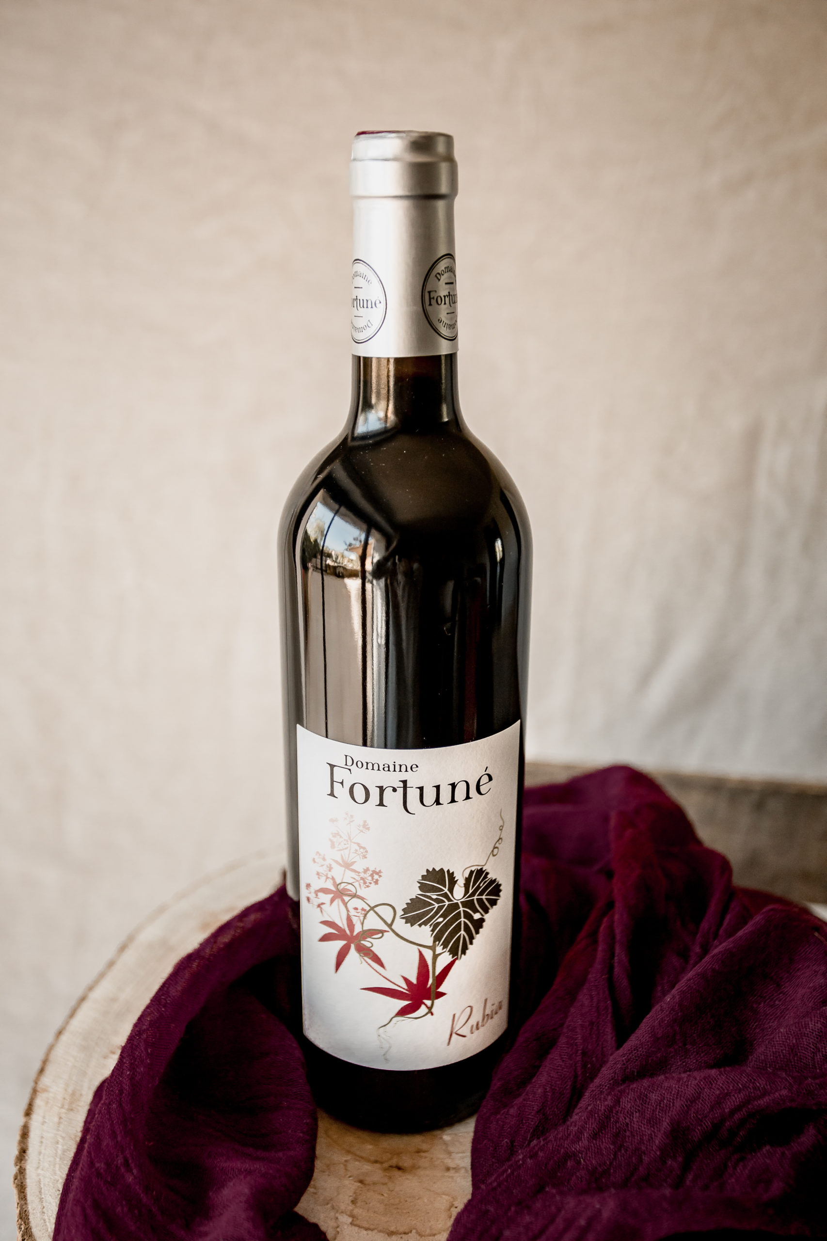 Vin bio rouge Rubia : bouteille et verre de vin